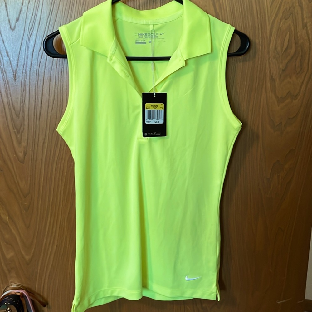 Ladies NWT Nike golf top.